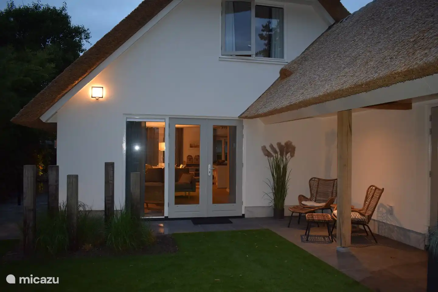 Vordach mit Schutz vor Wind und Regen