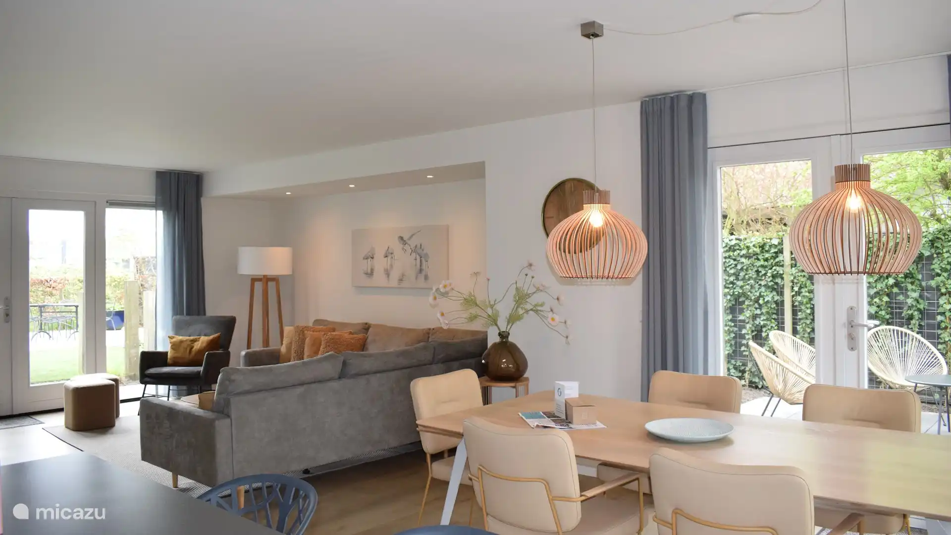 Geräumiger Sitzbereich mit Terrassentüren zum Garten und zu den Terrassen