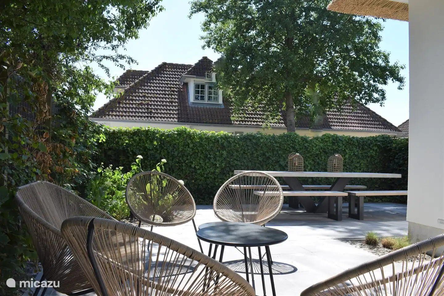 Entspannen Sie sich am Nachmittag und speisen Sie anschließend am großen Holztisch