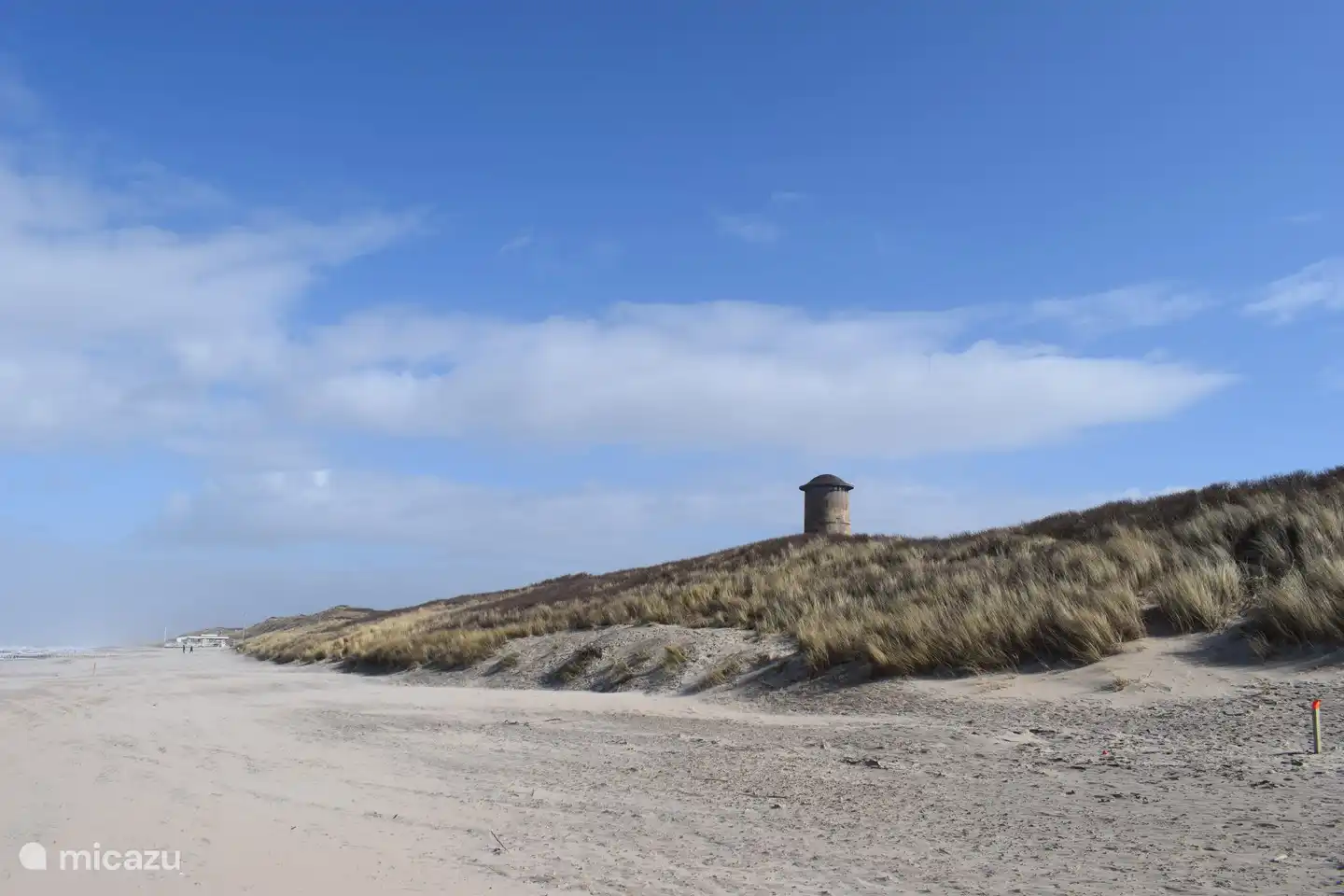 Blick auf den Wasserturm von Domburg und in der Ferne Strand 90, eine gemütliche Strandbar.