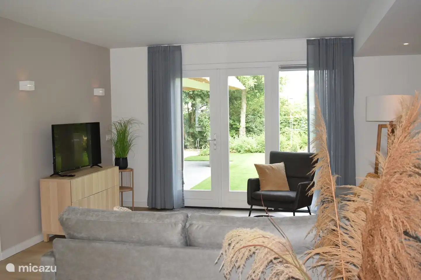 Sitzecke mit Terrassentüren zum Garten und zur Terrasse