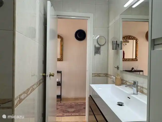 Puerto Blanco huren in Spanje, Costa del Sol, Caleta de Velez - appartement Scheerspiegel etc. Aan alles is gedacht.