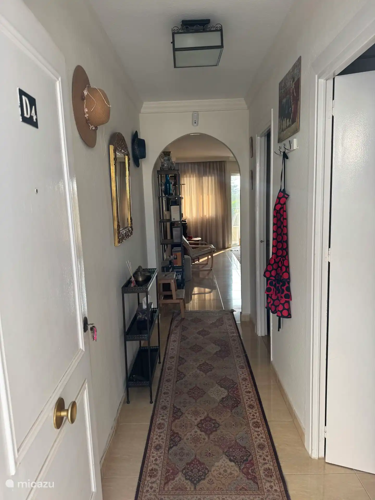 Der Eingang in den Flur führt sofort zum Schlafzimmer und daneben zum Badezimmer und geradeaus zur Küche und zum Wohnzimmer.  