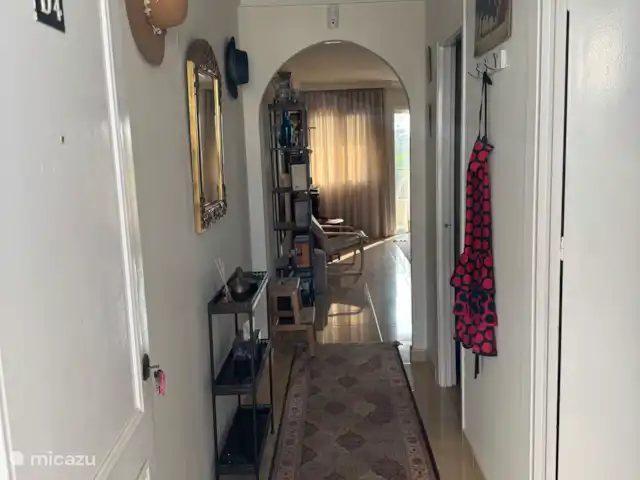 Puerto Blanco huren in Spanje, Costa del Sol, Caleta de Velez - appartement Binnenkomst in de hal met direct links de slaapkamer en daarnaast de badkamer en rechtdoor naar de keuken en woonkamer.
