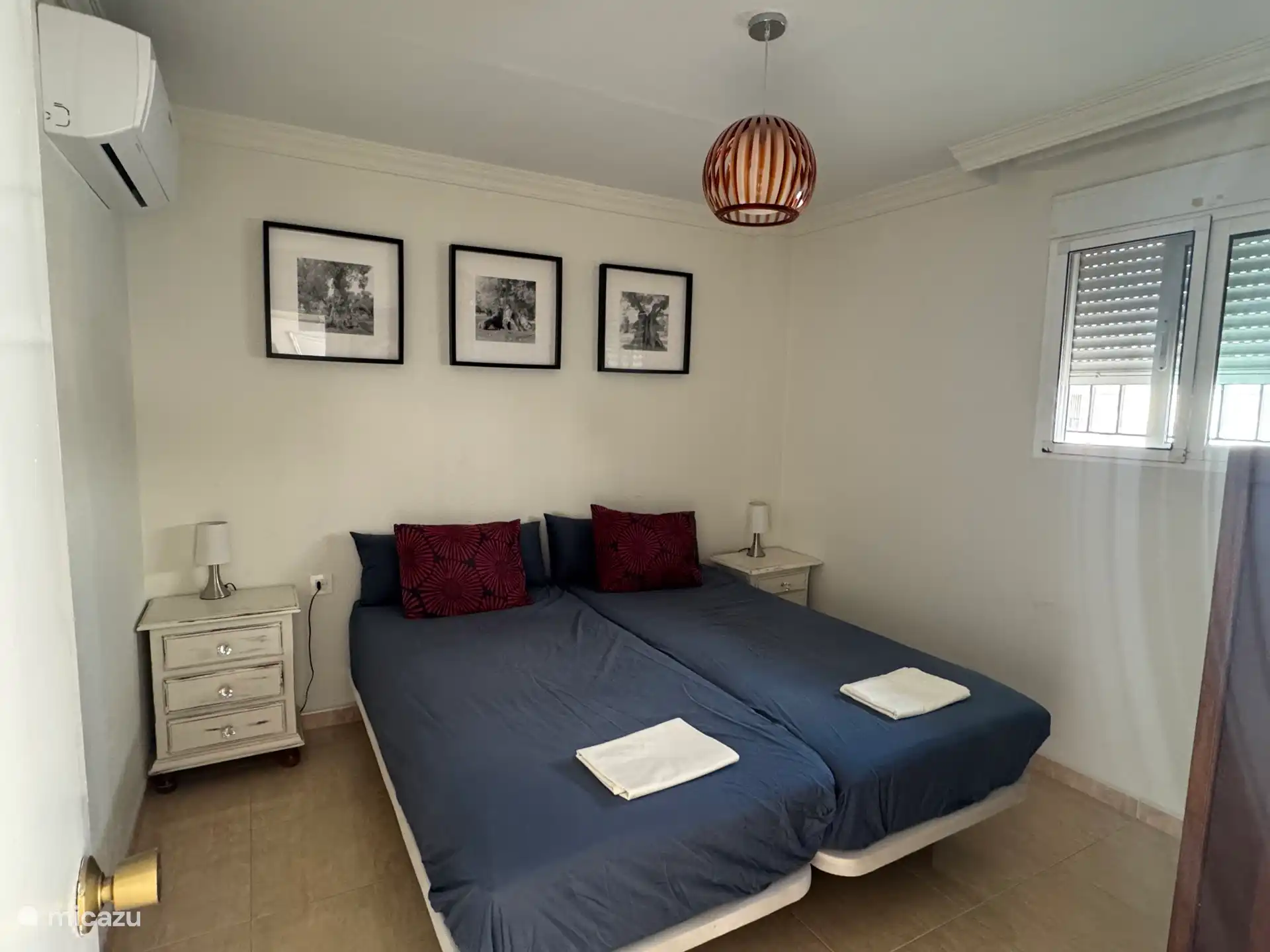 Schlafzimmer mit 2 Einzelbetten von 90 x 200 mit Oberdeck. 