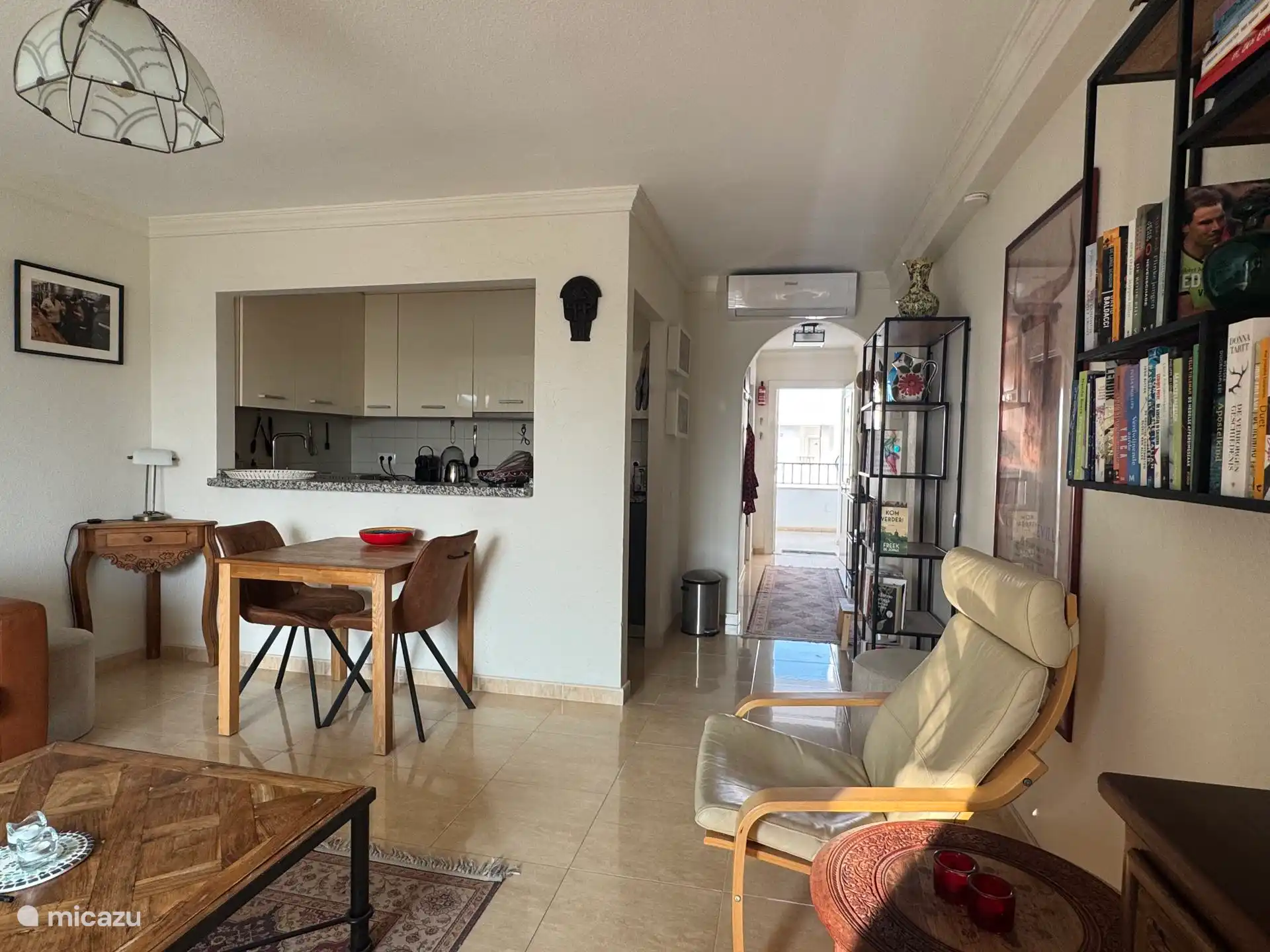 Wohnzimmer mit fast offener Küche