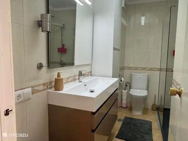 Puerto Blanco huren in Spanje, Costa del Sol, Caleta de Velez - appartement Volledig ingerichte badkamer met inloopdouche en verhoogde WC.