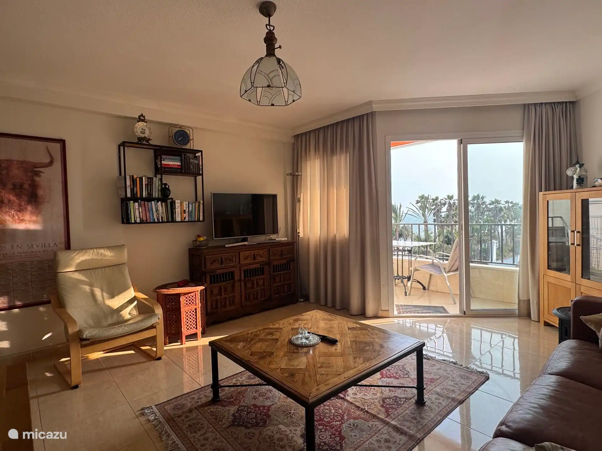 Wohnzimmer mit bequemem Sofa und Sessel und schönem Smart-4k-TV 