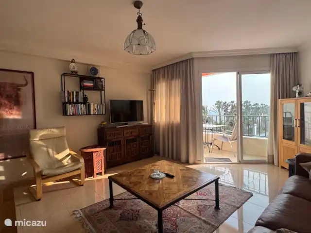 Puerto Blanco huren in Spanje, Costa del Sol, Caleta de Velez - appartement Woonkamer met comfortabele bank en stoel en fijne smart 4k tv