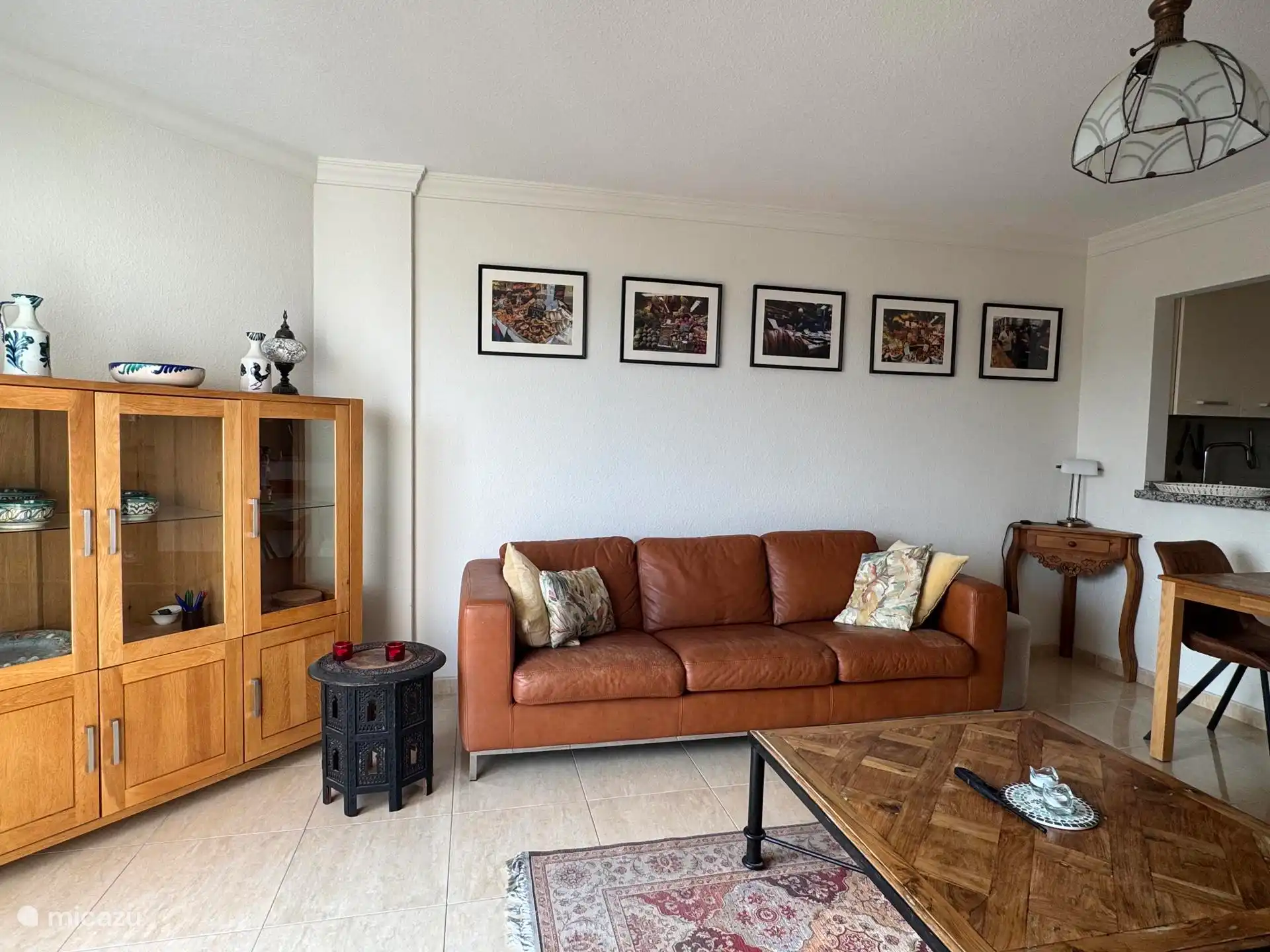 Geräumiges Zimmer mit schönem Sofa