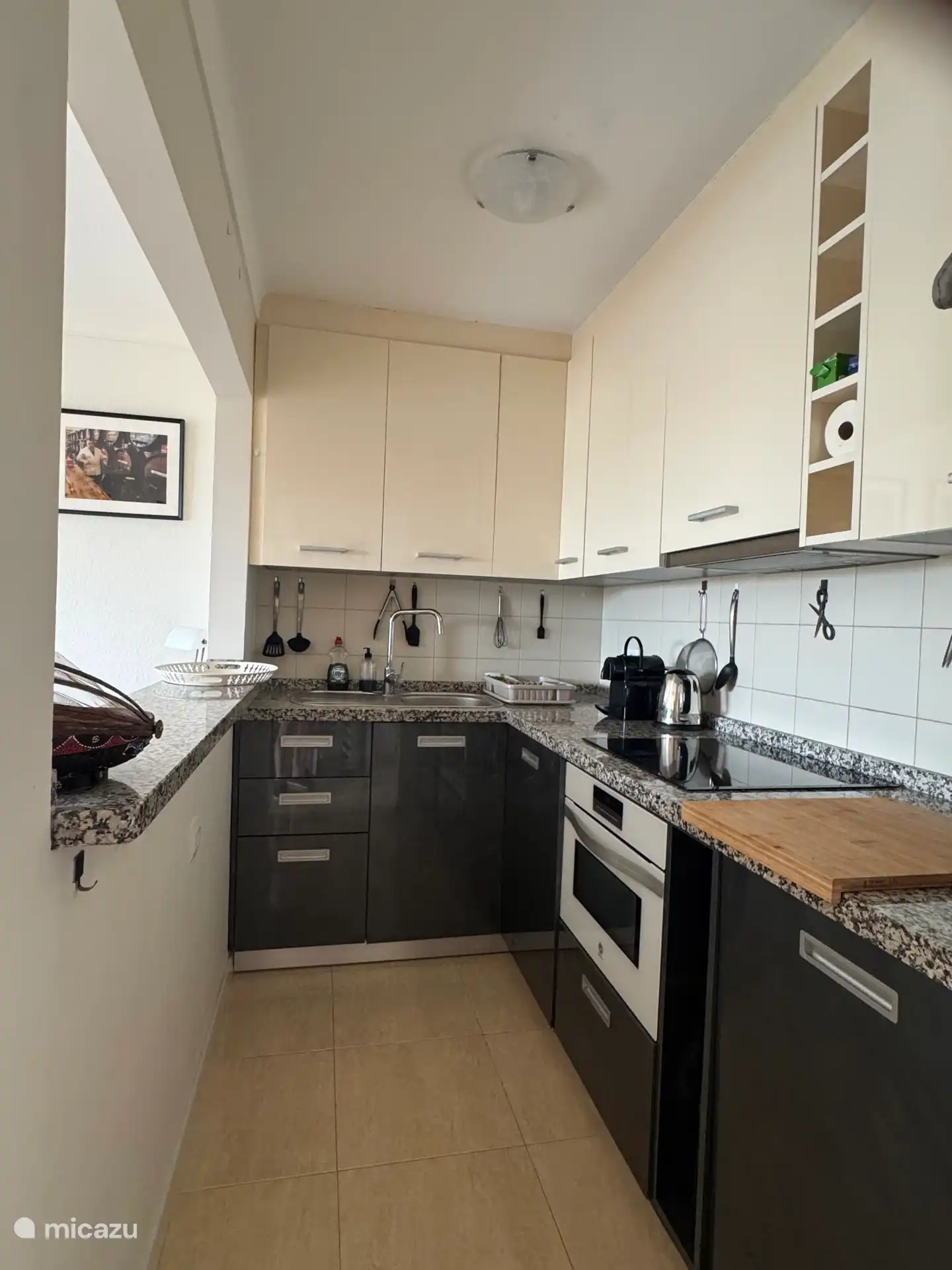 Küche mit Backofen, Toaster, Nespresso-Maschine etc.