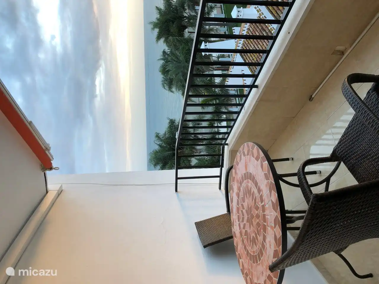 Balkon mit Tisch und Stühlen