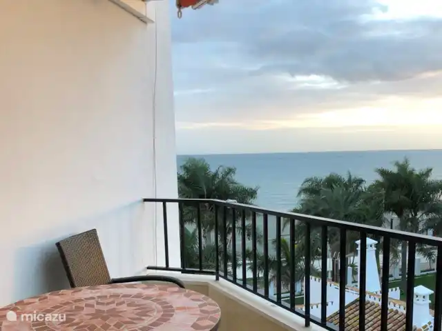 Puerto Blanco huren in Spanje, Costa del Sol, Caleta de Velez - appartement balkon met tafel en stoelen