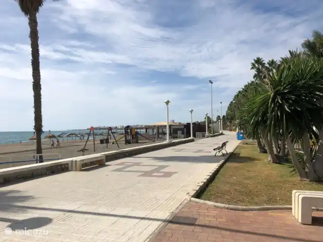 Puerto Blanco huren in Spanje, Costa del Sol, Caleta de Velez - appartement Boulevard en strand met speeltoestellen en wc's