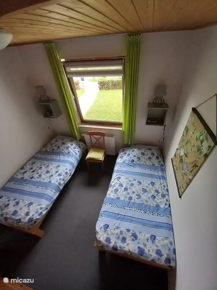 Kleineres Schlafzimmer für zwei Personen mit Wäscheschrank.