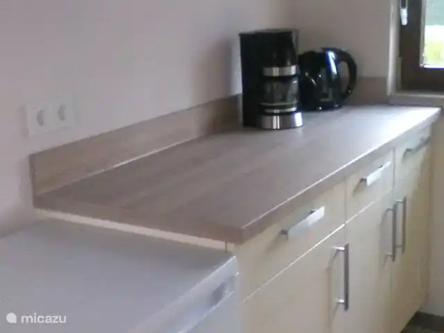 Location de Vacances Allemagne, Eifel, Wiesbaum, bungalow - 't Vosje Coin cuisine sur la gauche avec réfrigérateur, cafetière et bouilloire. Prestation suffisante.