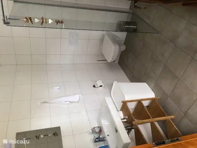 Begehbare Dusche mit Fußbodenheizung.