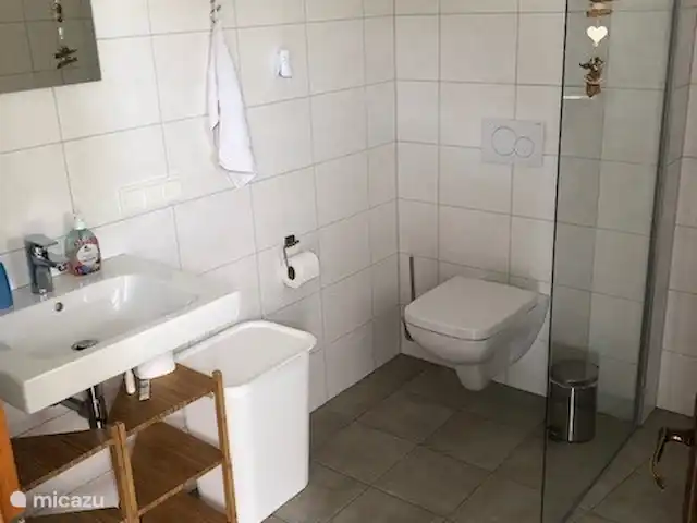 Location de Vacances Allemagne, Eifel, Wiesbaum, bungalow - 't Vosje Douche à l'italienne avec chauffage au sol. Rez-de-chaussée attenant à la salle. La lampe dans le hall s'allume automatiquement la nuit.