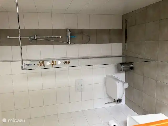 Waschbecken links mit Stauraum.