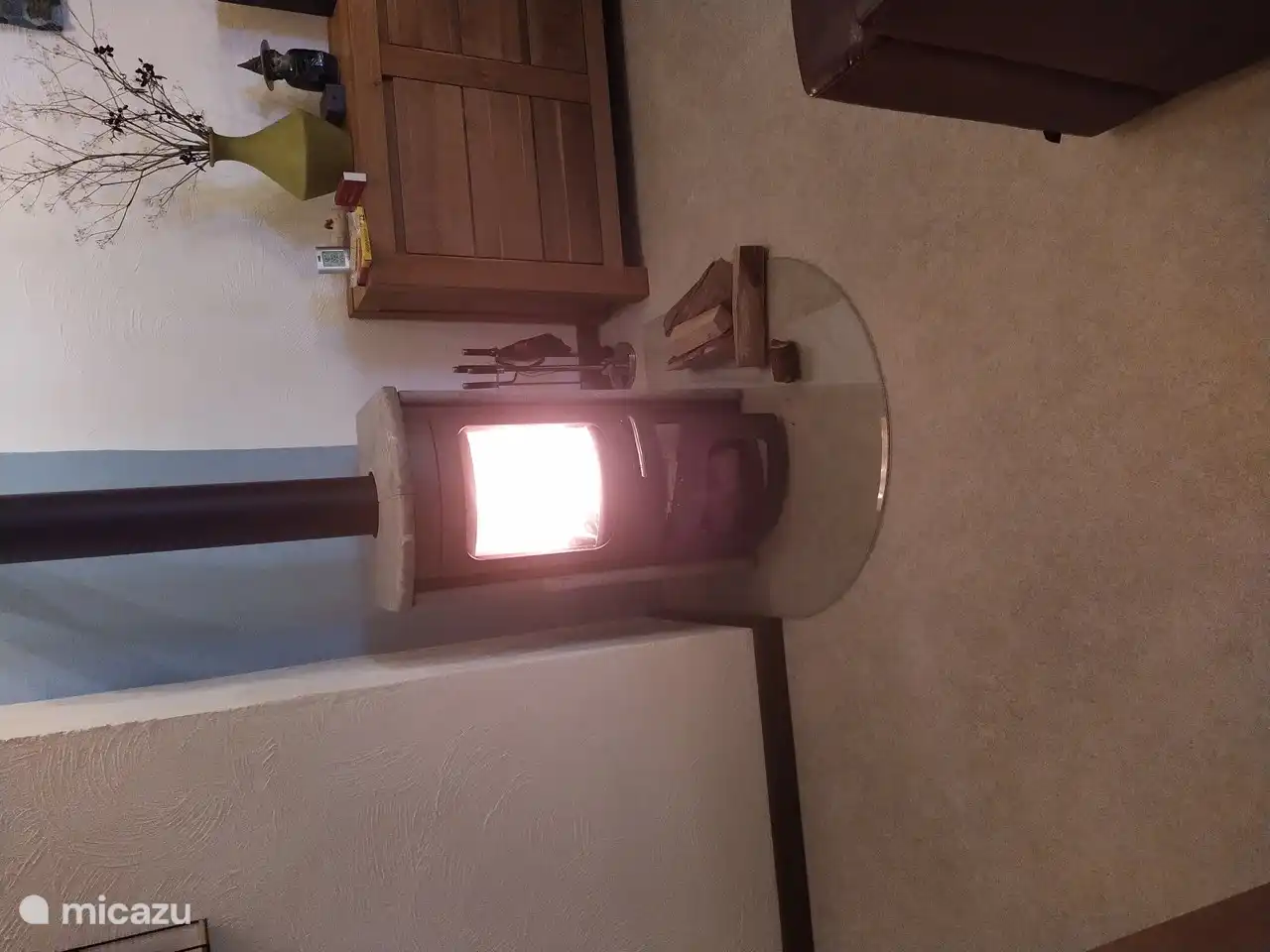 Holzofen im Zimmer. Holzblöcke erhältlich.