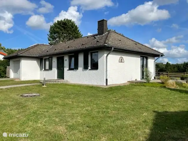 Freistehender Bungalow am Rande des Dorfes. Blick auf Wiese und Wald.