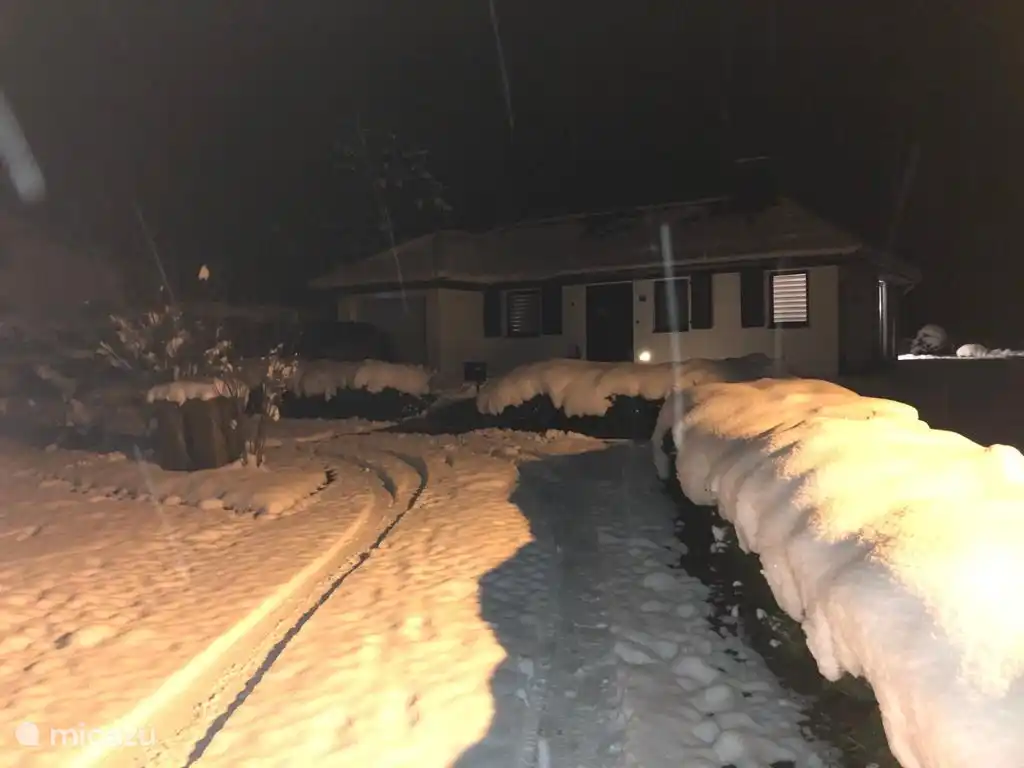 Der Bungalow ist von der Straße zurückgesetzt.