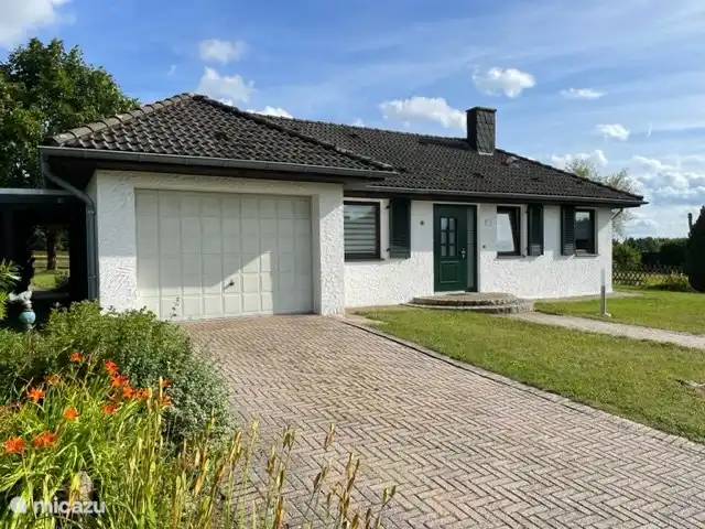 Garage mit Schuppen für die Fahrradaufbewahrung.