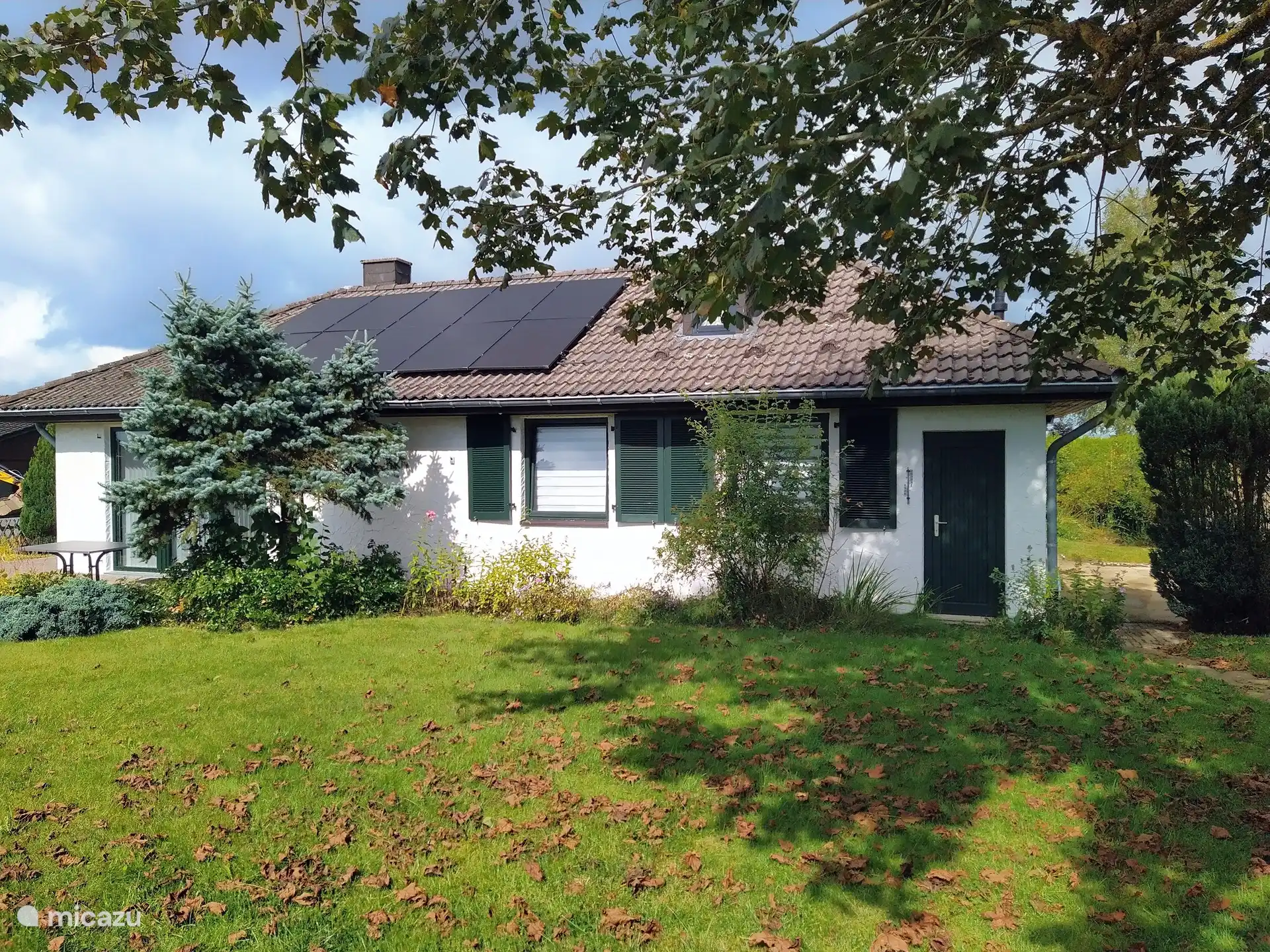 Hinterer Bungalow mit Rasen.