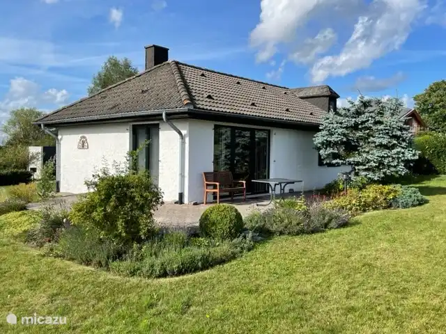 Location de Vacances Allemagne, Eifel, Wiesbaum, bungalow - 't Vosje De la porte de la chambre à la terrasse. Cabanon à droite pour le rangement des vélos.