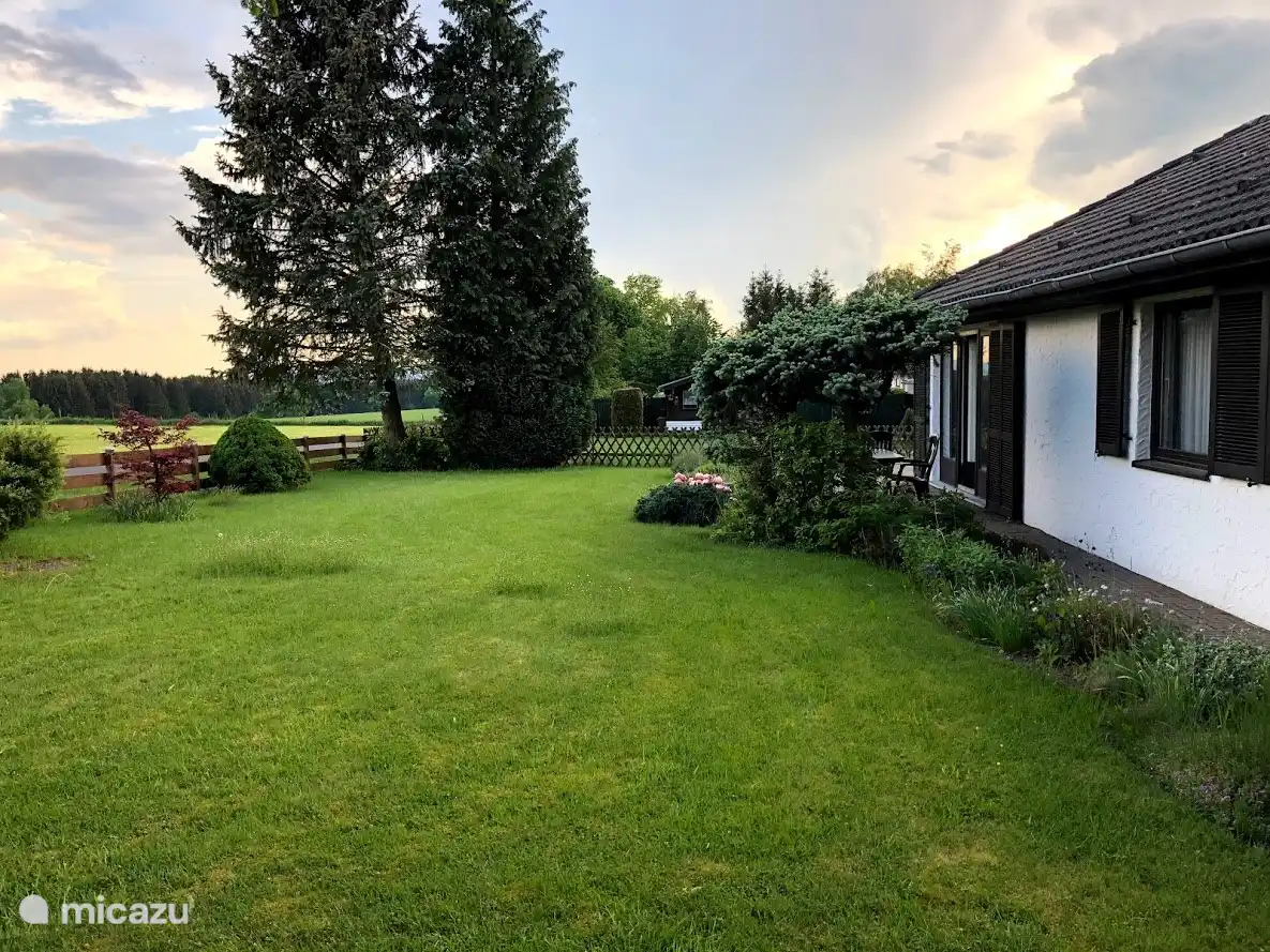 Im hinteren Raum mit Terrasse und umliegendem Garten.