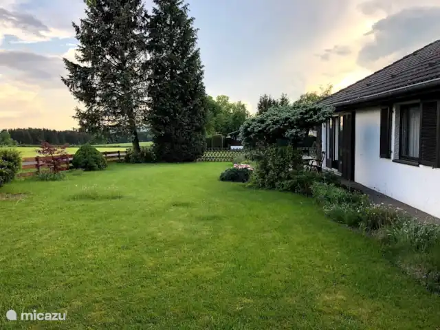 Location de Vacances Allemagne, Eifel, Wiesbaum, bungalow - 't Vosje A l'arrière chambre avec terrasse et jardin environnant.