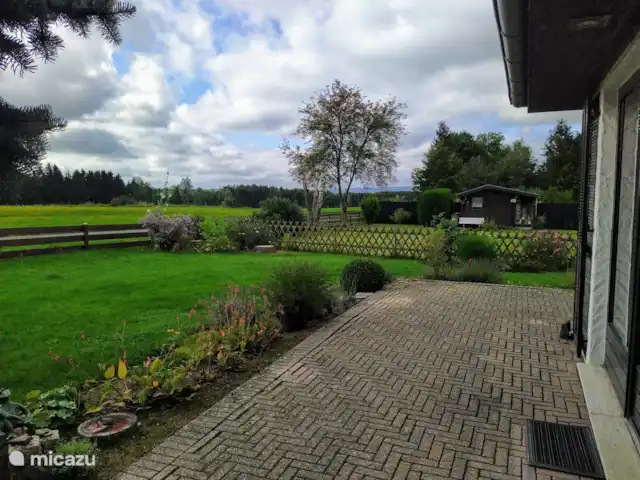 Location de Vacances Allemagne, Eifel, Wiesbaum, bungalow - 't Vosje Jardin autour du bungalow attenant à la terrasse.