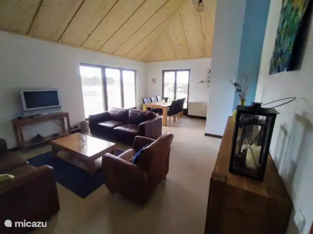 Location de Vacances Allemagne, Eifel, Wiesbaum, bungalow - 't Vosje Coin salon et coin repas. Regardez la télévision avec l'application Ziggo Go, y compris toutes les chaînes néerlandaises.
