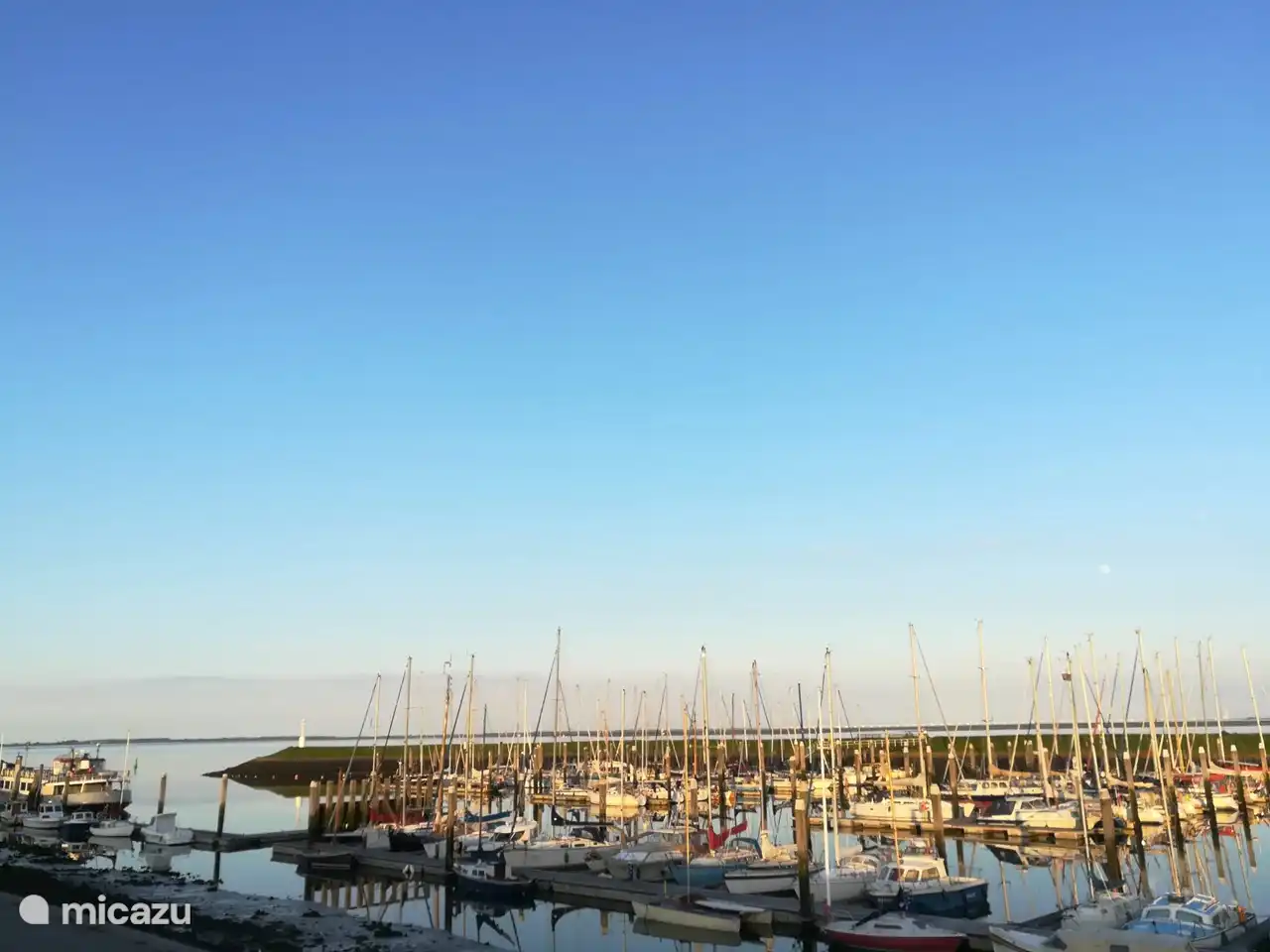 Der Hafen von Burghsluis mit Badestrand (25 Min. zu Fuß, 10 Min. mit dem Fahrrad)