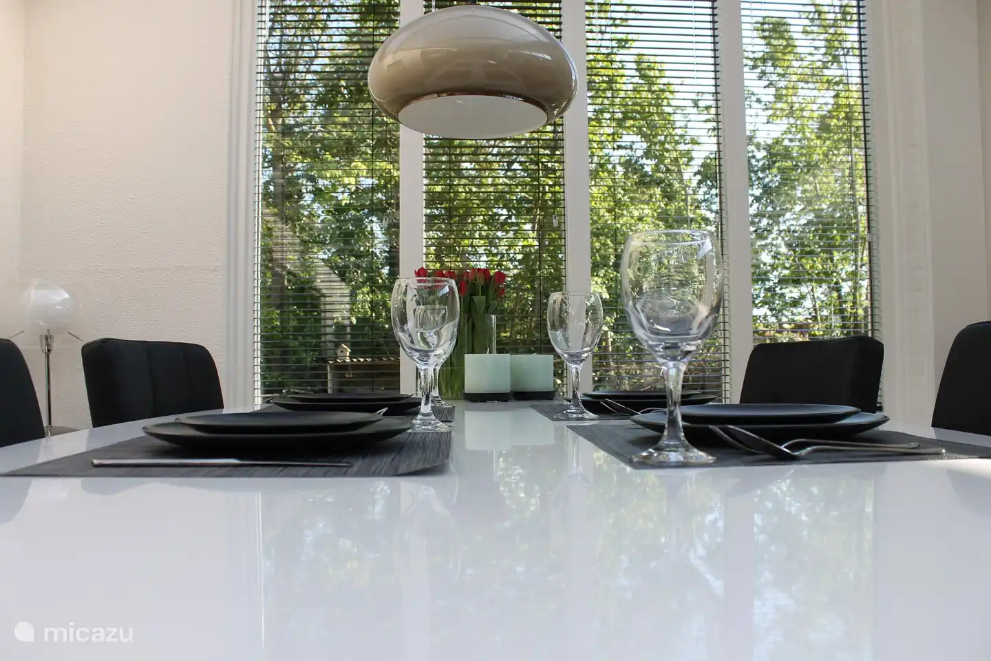 Ein Glas Wein zum Abendessen trinken