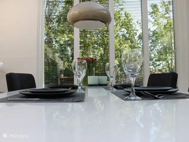 bungalow huren in Nederland, Noord-Holland, Julianadorp aan Zee – Like a Rolling Stone gezellig een wijntje drinken bij het eten