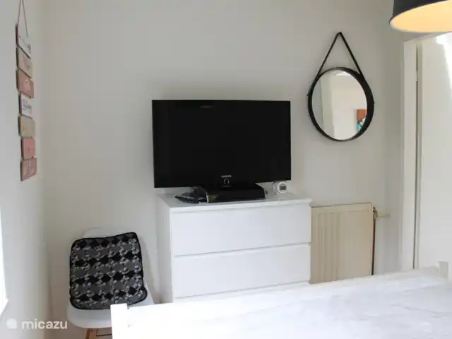 bungalow huren in Nederland, Noord-Holland, Julianadorp aan Zee – Like a Rolling Stone televisie in slaapkamer