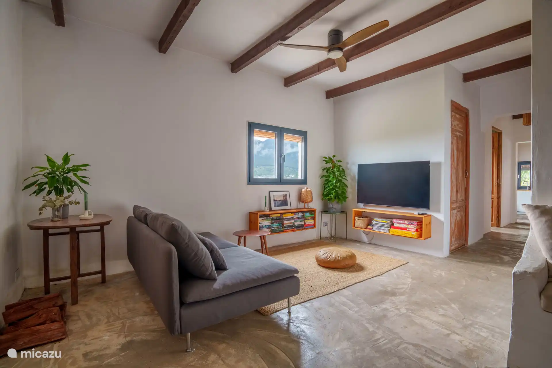 Salón con esquina de televisión