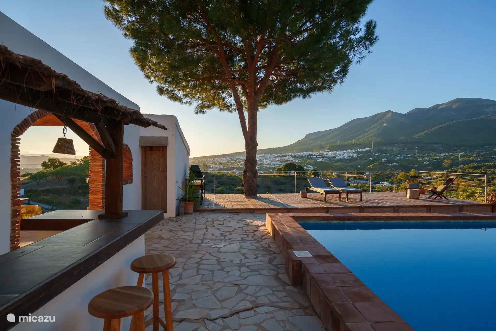 Poolbar und Terrasse