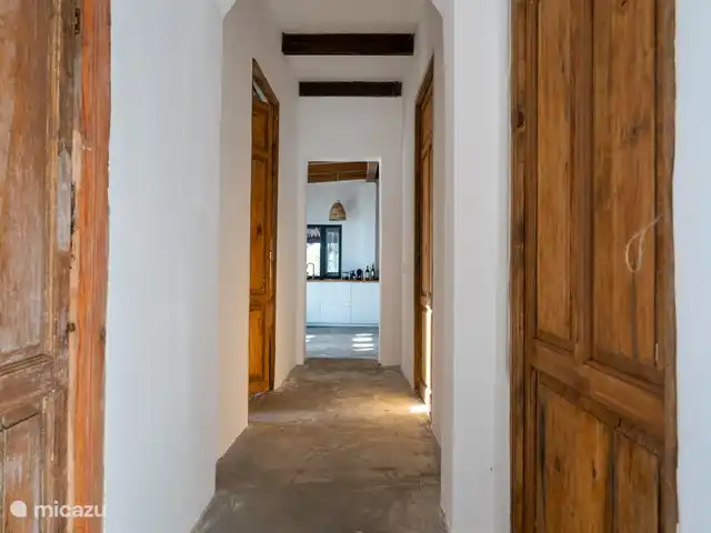 Finca Robledo Malaga huren in Spanje, Andalusië, Alhaurín el Grande - vakantiehuis Hal met de gerestaureerde deuren