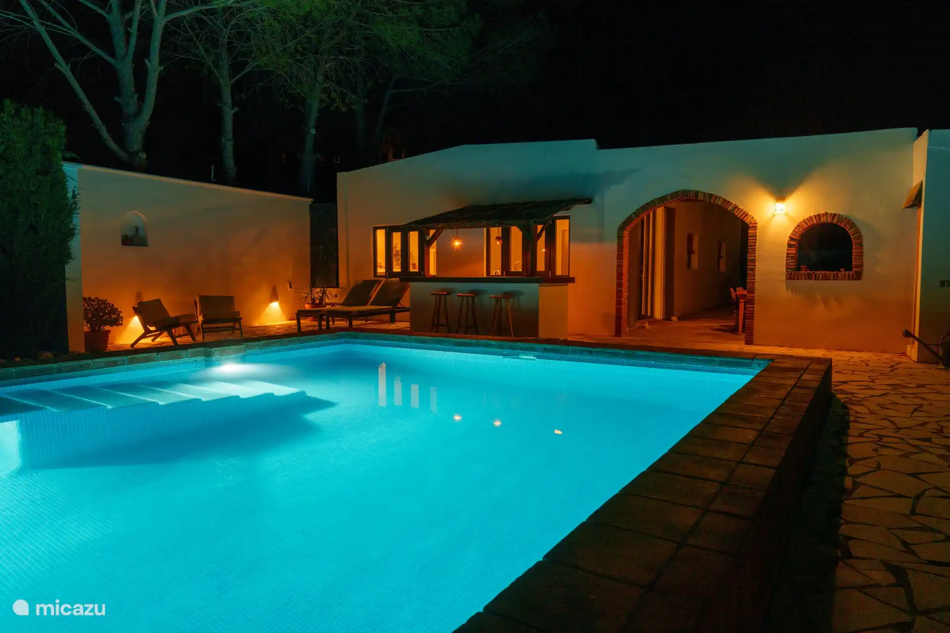 Schwimmbad mit Abendeinstellung 