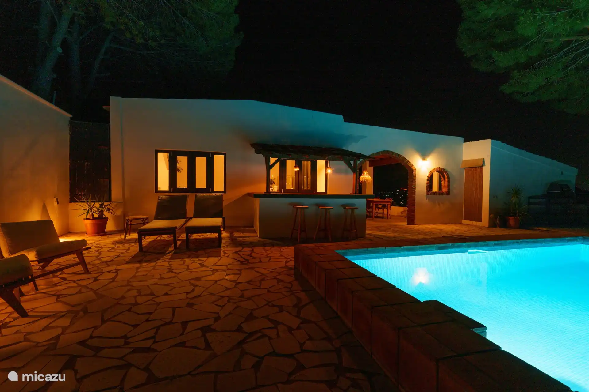 Schwimmbad mit Abendeinstellung 