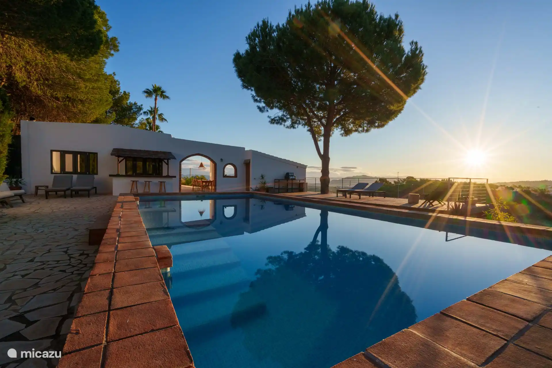 Schwimmbad mit aussicht