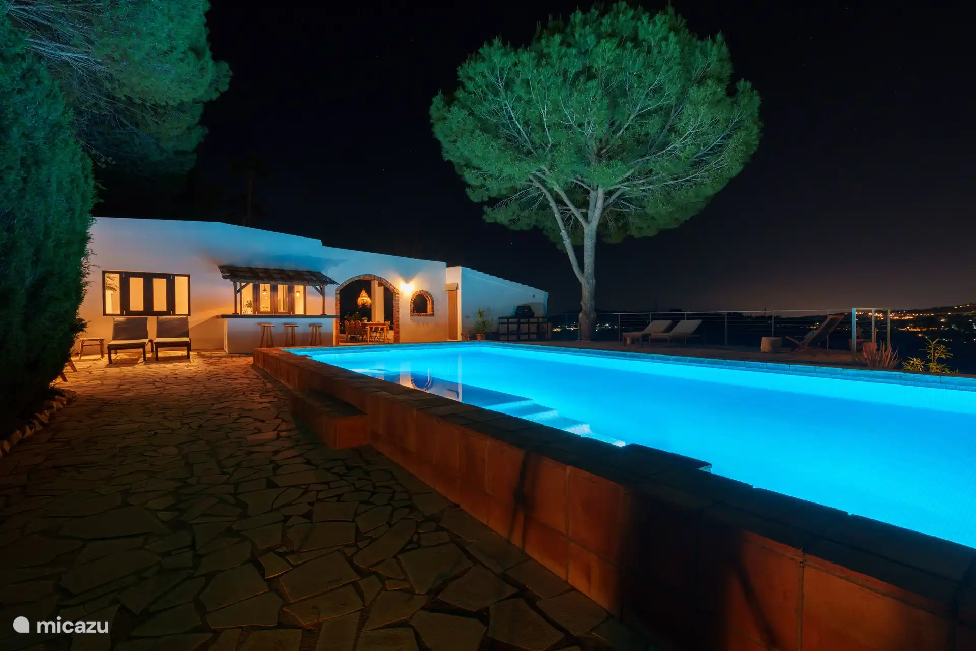 Schwimmbad mit Abendeinstellung 