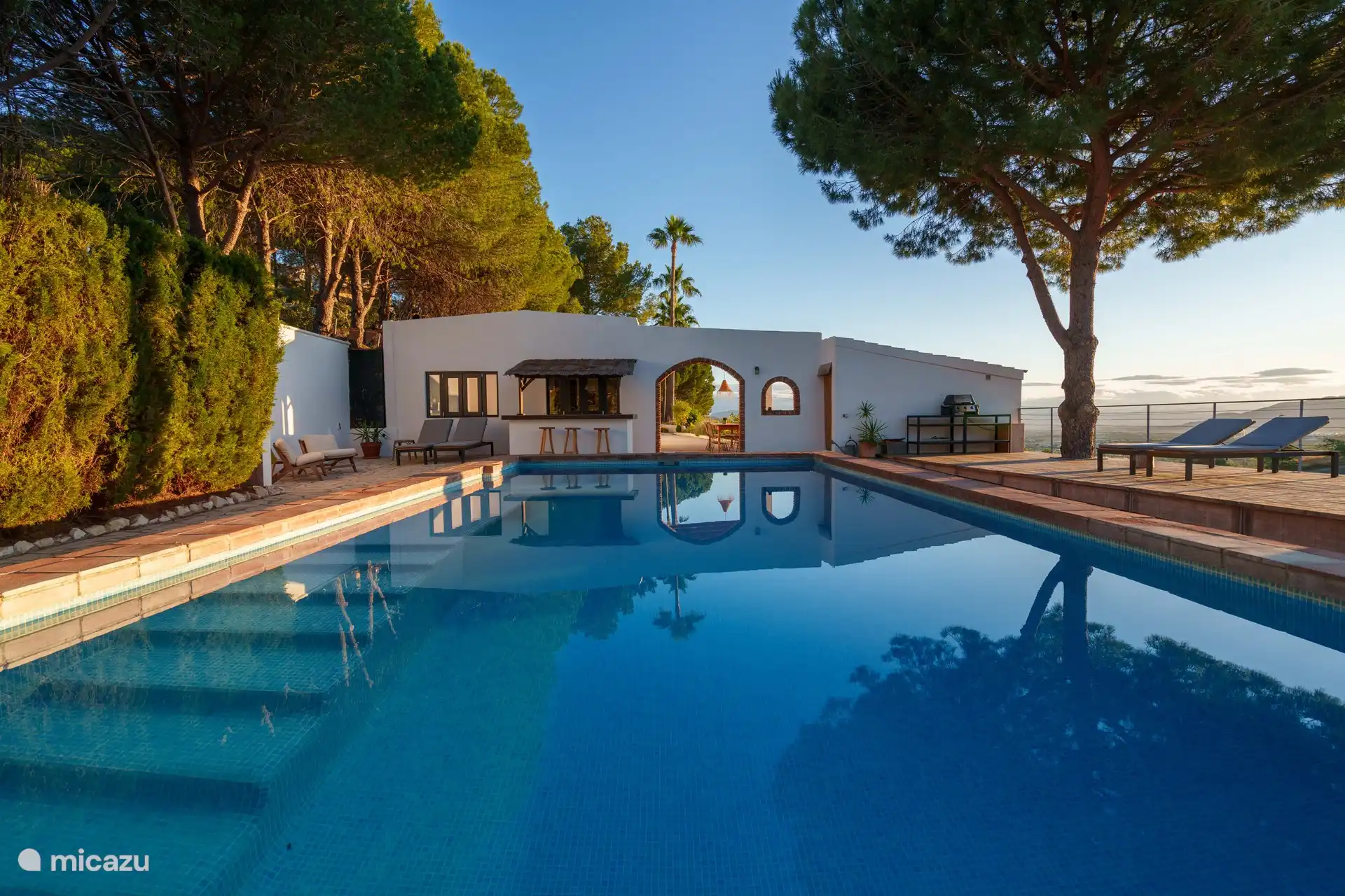 Swimmingpool mit terrasse, bar und gril