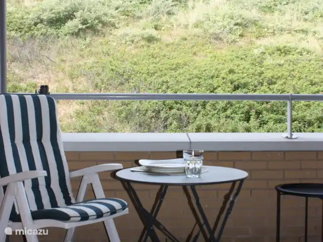 Appartement Plage Retour à la Côte | Pays-Bas, Hollande du Nord, Callantsoog - appartement A gauche sur le balcon 2 belles chaises et tables. A droite une banquette lounge pour 2 personnes.