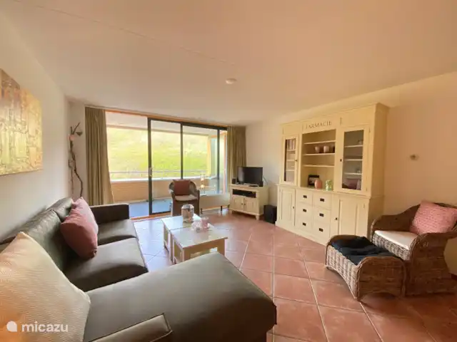 Appartement Plage Retour à la Côte | Pays-Bas, Hollande du Nord, Callantsoog - appartement Spacieux salon attrayant avec cuisine de luxe ouverte donnant sur les dunes et l'entrée de la plage. Le balcon est en lé et couvert. Ainsi, vous pouvez également vous asseoir à l'extérieur par temps moins clément.