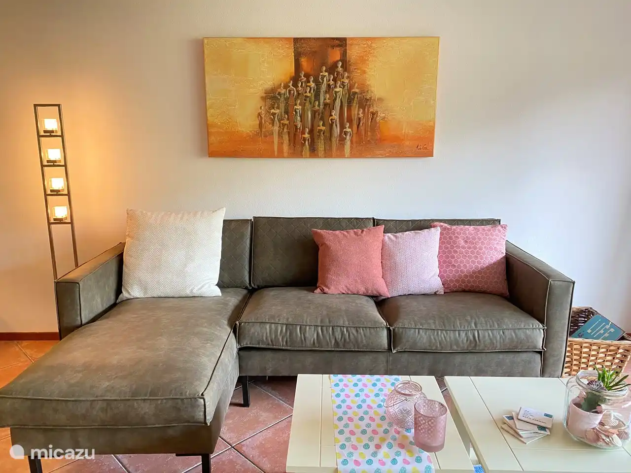 Dimmable mood lighting, candles on, real plants. Everything has been thought of!