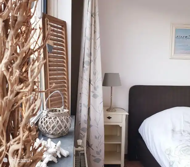 The bedroom has also been worked with natural materials to create a sun, sea and beach atmosphere.