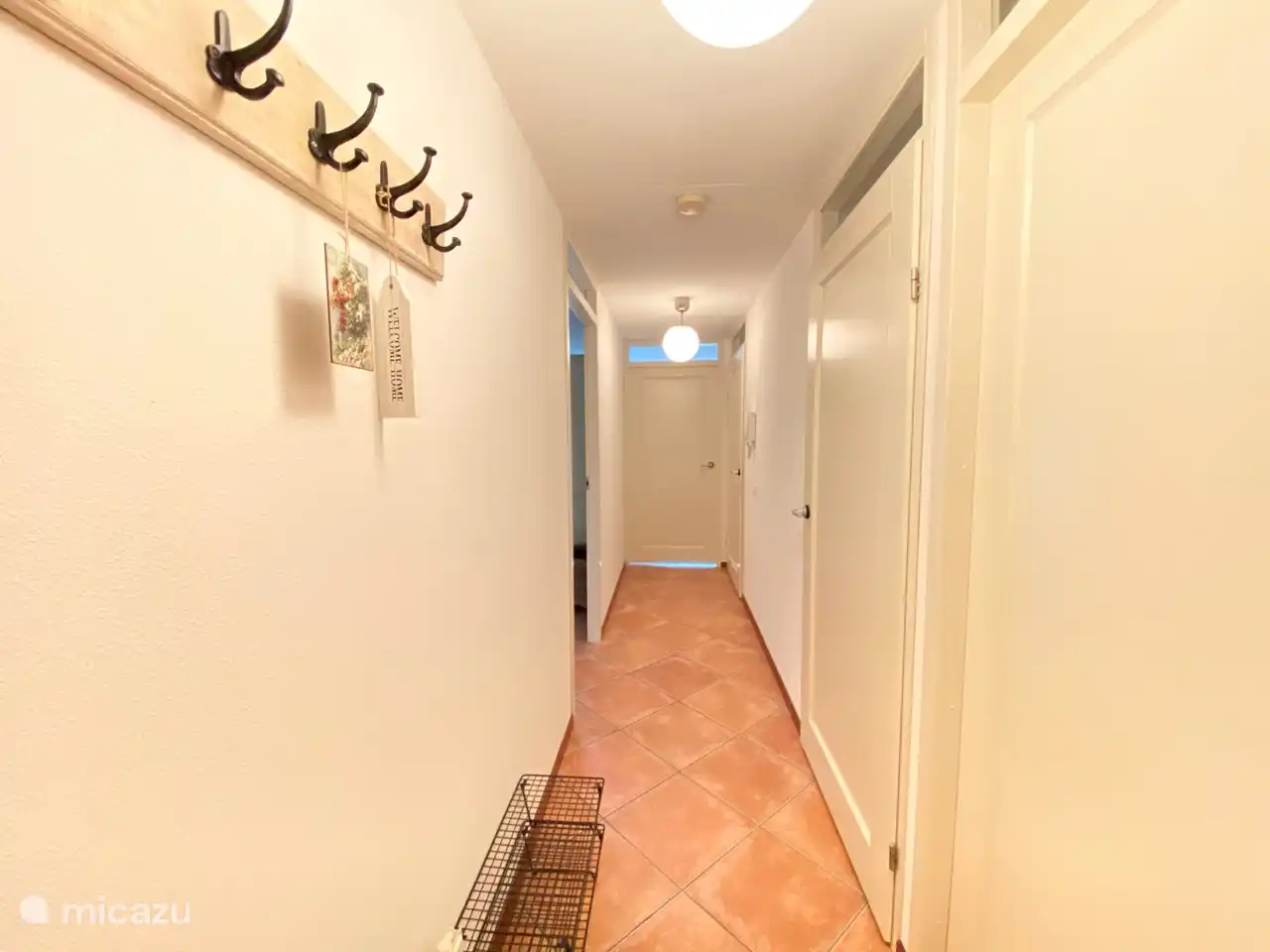 The hall gives access to the utility room with washing machine, toilet, bathroom, bedroom and living room / kitchen. Wide doors and no thresholds.